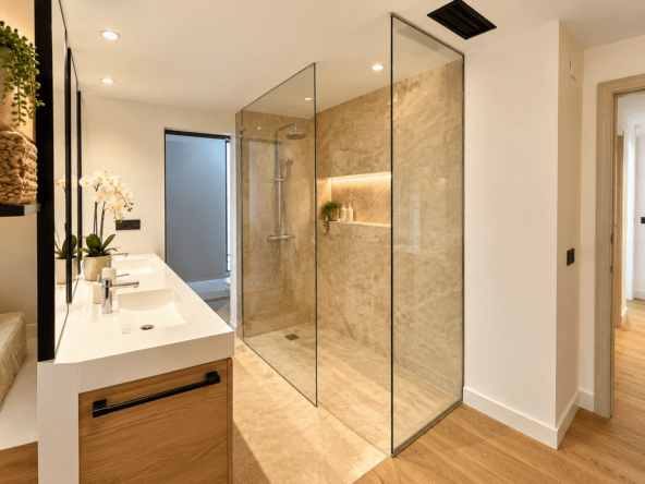 Baño moderno con ducha de mármol y vanidad de lujo