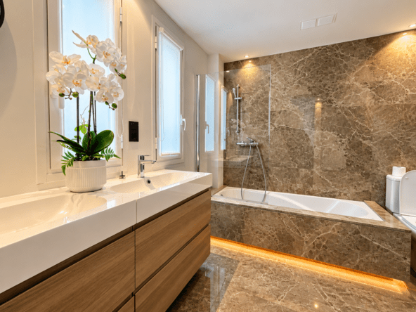 Baño moderno con mármol y orquídeas