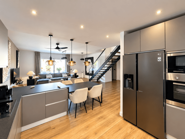 Cocina abierta con salón y escalera moderna