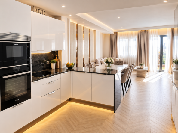 Cocina moderna con comedor luminoso
