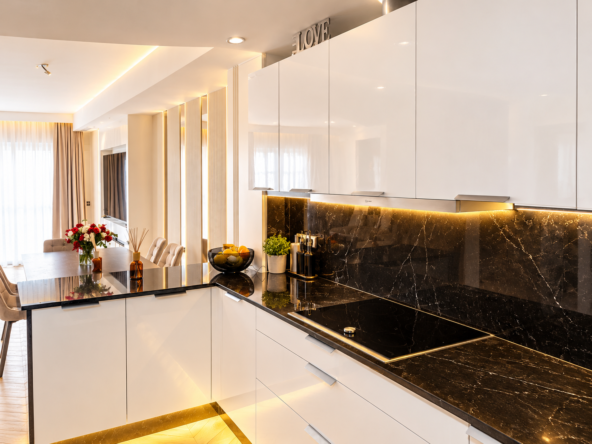 Cocina moderna con iluminación cálida y mármol negro