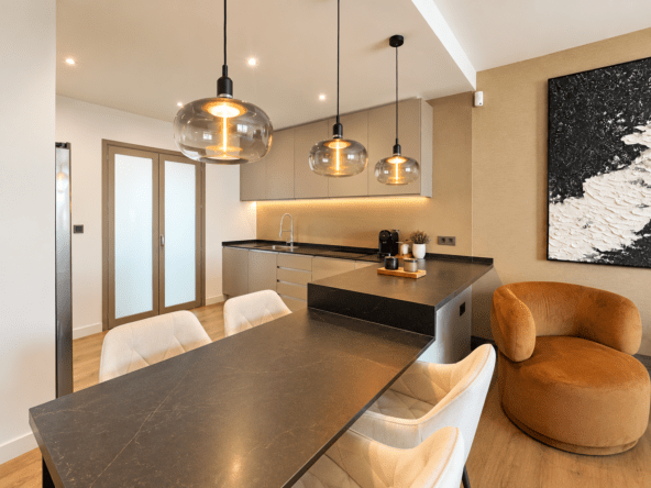 Cocina moderna con isla y luz cálida