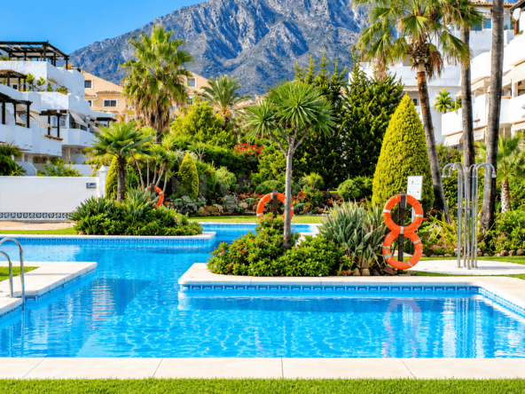 Complejo Mediterráneo con Piscina y Montañas