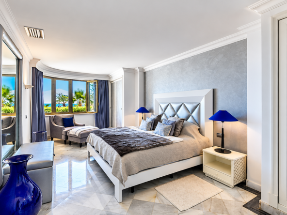 Dormitorio costero de lujo con vistas al mar