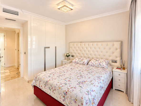 Dormitorio elegante en tonos crema