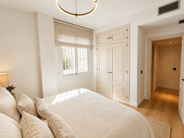Dormitorio escandinavo bañado por el sol