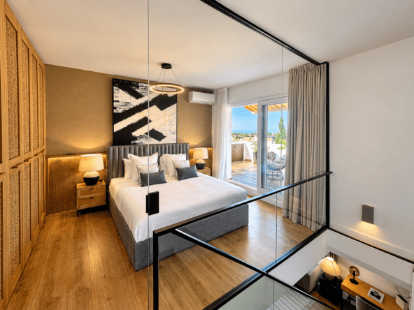 Dormitorio loft moderno con terraza y cristal