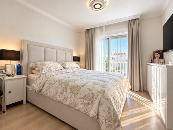 Dormitorio moderno bañado por el sol