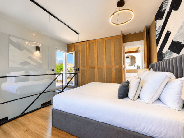 Dormitorio moderno con vistas a la montaña