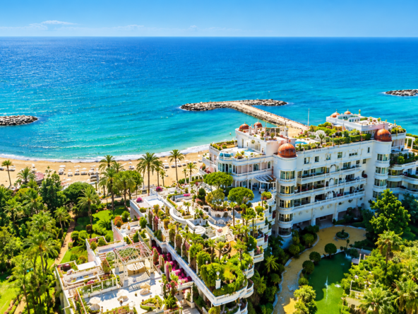 Panorama aéreo de resort costero mediterráneo