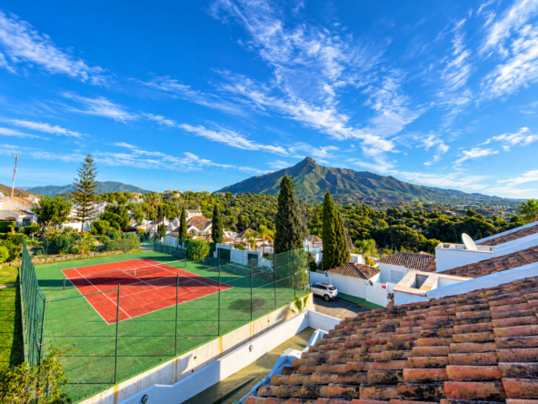 Panorama mediterráneo con pista de tenis y montañas