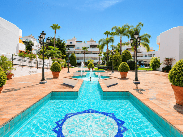 Patio mediterráneo con fuentes turquesas