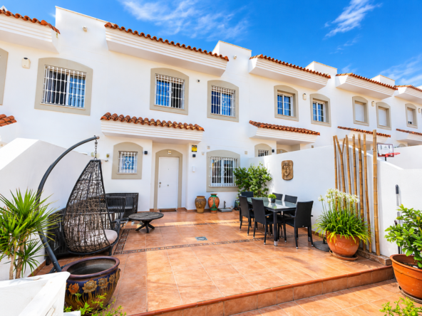 Patio mediterráneo luminoso con mobiliario y plantas