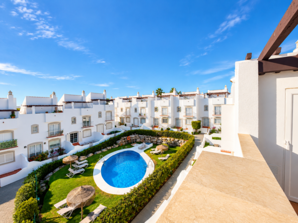 Resort mediterráneo con piscina azul