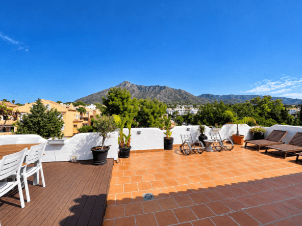 Terraza mediterránea con vistas a la montaña
