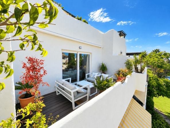 Terraza mediterránea entre plantas y sol