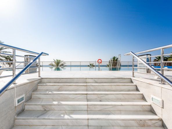 hermosa-residencia-en-primera-línea-de-playa-en-la-milla-de-oro-marina-mariola (12)