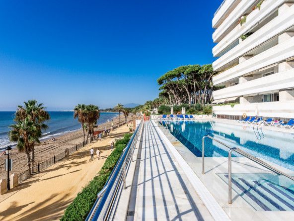 hermosa-residencia-en-primera-línea-de-playa-en-la-milla-de-oro-marina-mariola (14)