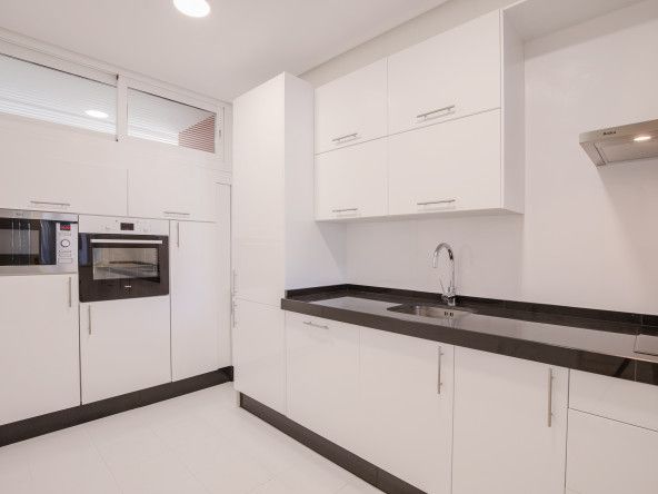 hermosa-residencia-en-primera-línea-de-playa-en-la-milla-de-oro-marina-mariola (3)