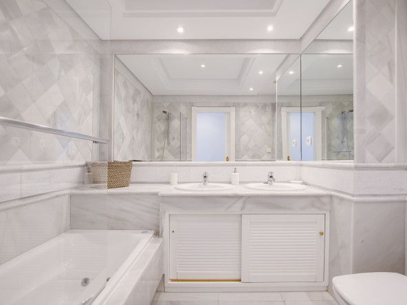 hermosa-residencia-en-primera-línea-de-playa-en-la-milla-de-oro-marina-mariola (6)