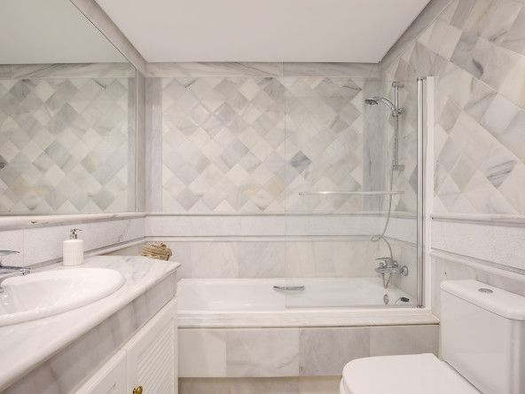 hermosa-residencia-en-primera-línea-de-playa-en-la-milla-de-oro-marina-mariola (8)